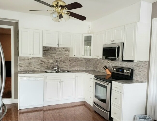 property at 894 Glenayre Dr