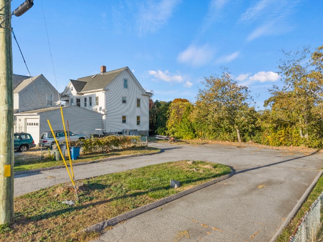 912 Bank St-Unit -2 in New London, CT - Building Photo - Building Photo