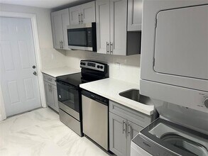 8705 NW 38th Dr in Coral Springs, FL - Foto de edificio - Building Photo