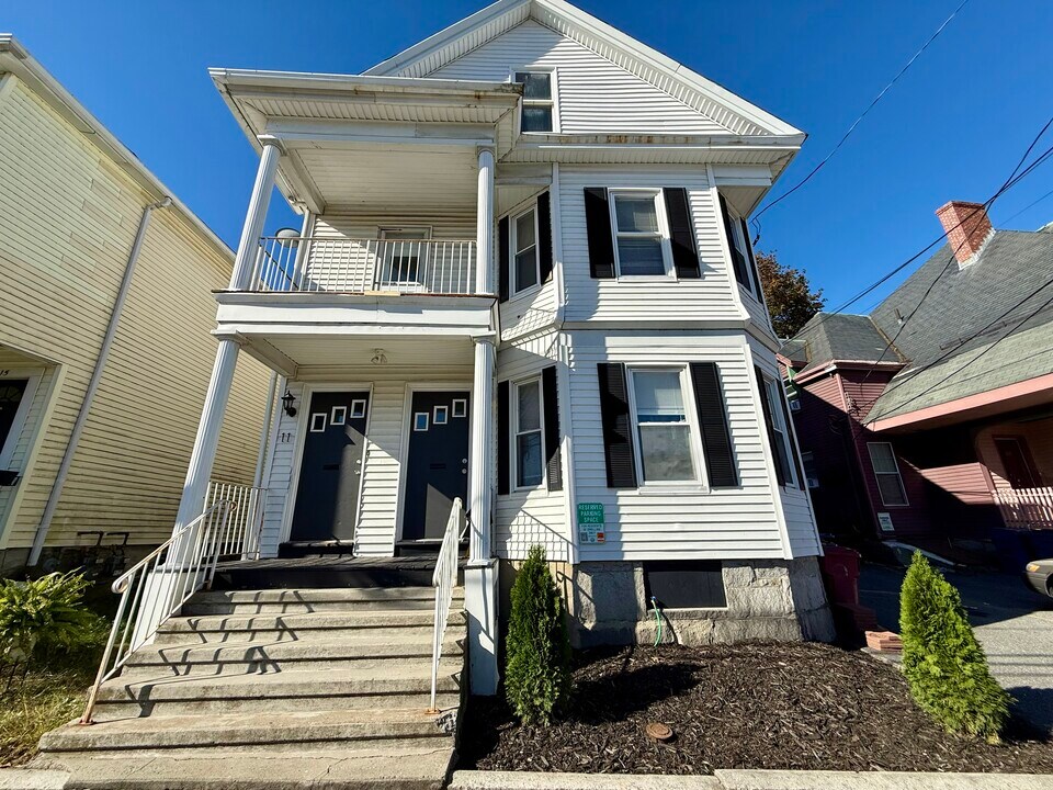 11 Mt Vernon St in Lowell, MA - Building Photo