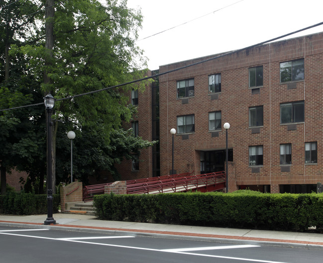 Samuel R. Pierce Apartments in Glen Cove, NY - Foto de edificio - Building Photo