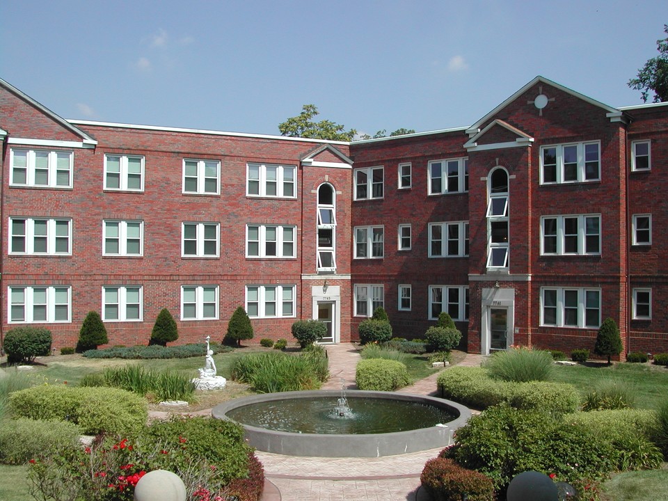 Oryan Place in Clayton, MO - Foto de edificio