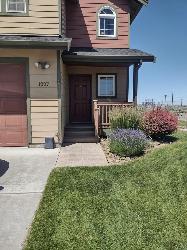 property at 1227 2nd Ave NE