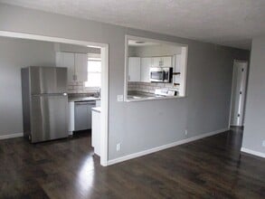 204 W Shelbourne Dr in Normal, IL - Building Photo - Building Photo