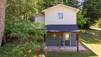 138 Sloan St in Franklin, NC - Building Photo