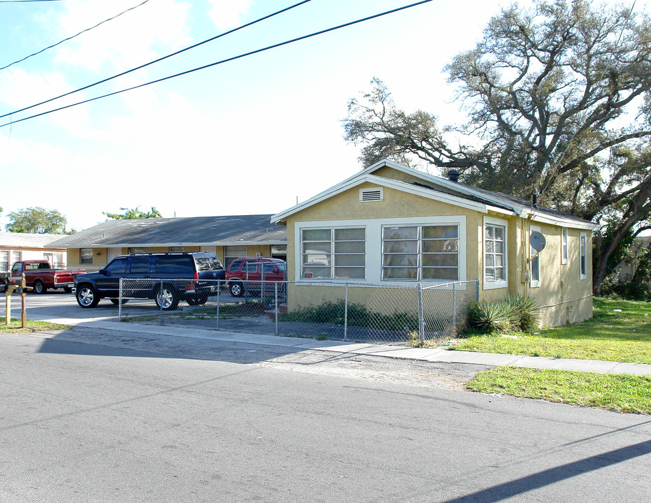 114 NW 7th Ave in Dania Beach, FL - Building Photo