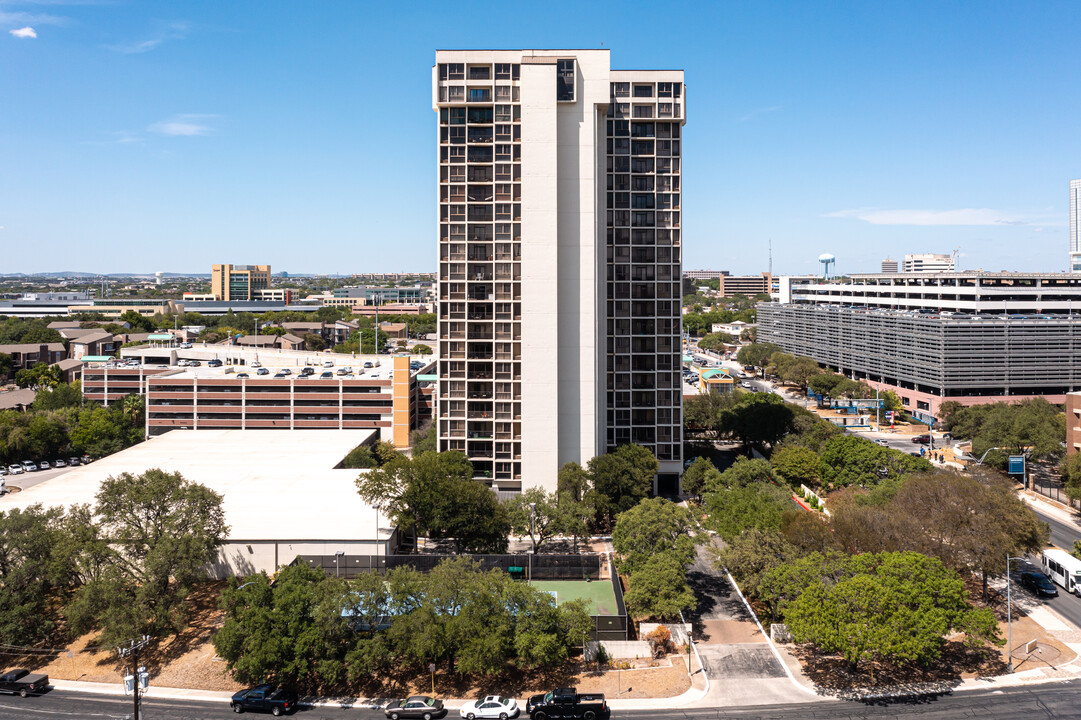 7701 Wurzbach Tower in San Antonio, TX - Foto de edificio