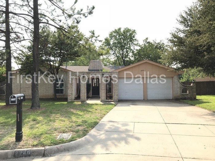 2259 Shady Brook Dr in Bedford, TX - Foto de edificio