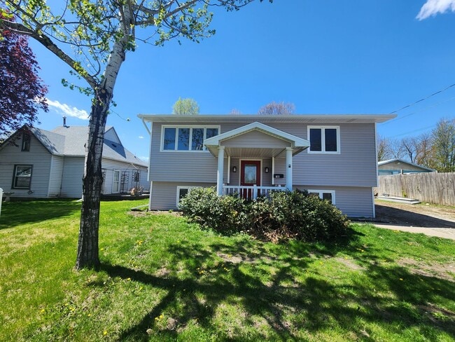 106 S Attica Rd in Knoxville, IA - Building Photo - Building Photo
