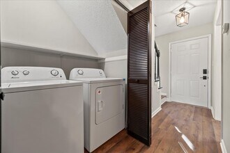 5508 Kaplan Dr, Unit B in Raleigh, NC - Foto de edificio - Building Photo