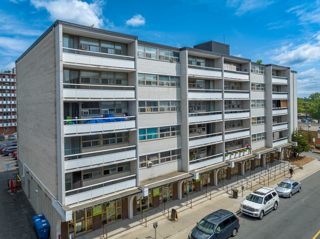 Yorkdale Suites in Hamilton, ON - Building Photo - Building Photo