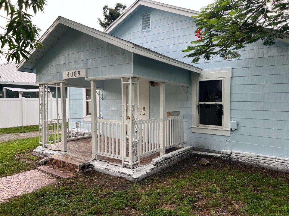 4009 Woodside Ave in Ft. Myers, FL - Building Photo