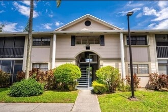 811 NE 199th St in Miami, FL - Foto de edificio - Building Photo