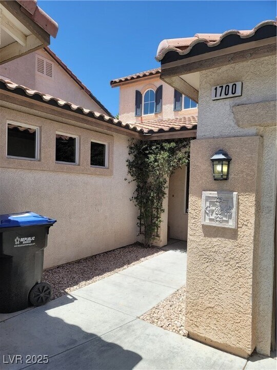 1700 Ravanusa Dr in Henderson, NV - Foto de edificio