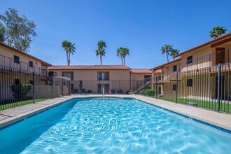 Whispering Willows Apartments in Phoenix, AZ - Foto de edificio - Building Photo