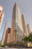 57 E Delaware Pl in Chicago, IL - Building Photo