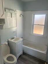 884 E 131st St, Unit #2 in Cleveland, OH - Foto de edificio - Building Photo