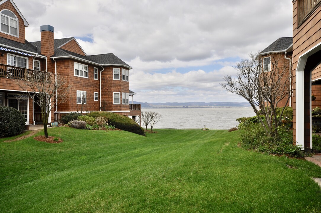 501 Half Moon Bay Dr in Croton-on-Hudson, NY - Building Photo