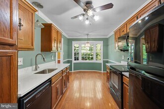 7724 Bristol Square Ct in Springfield, VA - Building Photo - Building Photo