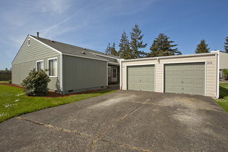 College Green Duplexes in Albany, OR - Building Photo - Building Photo