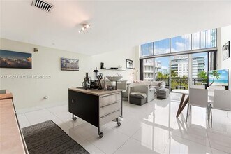 6000 Collins Ave, Unit 527 in Miami Beach, FL - Foto de edificio - Building Photo