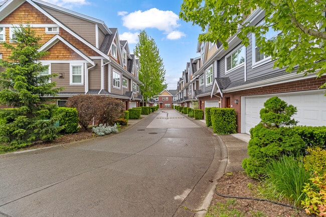 15988 32 Av in Surrey, BC - Building Photo - Building Photo