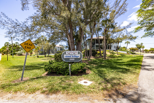 Island Village in Holmes Beach, FL - Building Photo - Building Photo