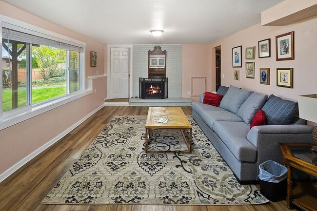 3490 NE 146th St in Lake Forest Park, WA - Building Photo - Building Photo