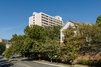 Highpointe Condominium in Alexandria, VA - Building Photo - Building Photo