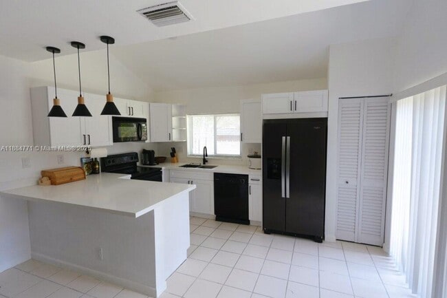 702 Commodore Dr in Plantation, FL - Building Photo - Building Photo