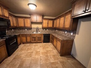 2716 Valley View Dr in Chickasha, OK - Building Photo - Building Photo