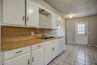628 N Robin Way in Mustang, OK - Building Photo - Building Photo