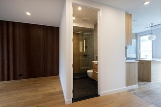 71-57 69th Pl in Queens, NY - Foto de edificio - Building Photo