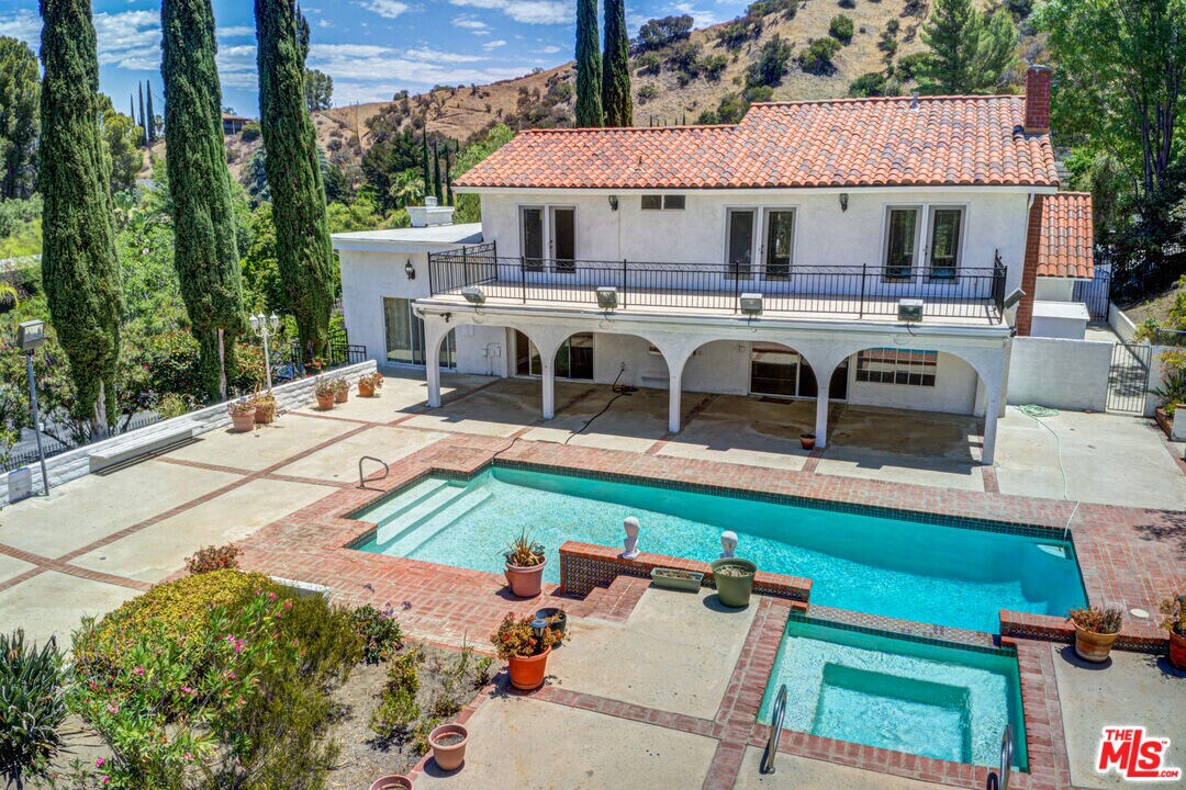 4041 Alonzo Ave in Los Angeles, CA - Building Photo