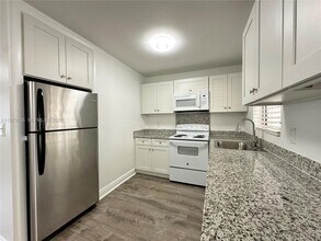 2221 Monroe St in Hollywood, FL - Building Photo - Building Photo