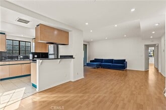 4430 Noble Ave, Unit 208 in Los Angeles, CA - Building Photo - Building Photo