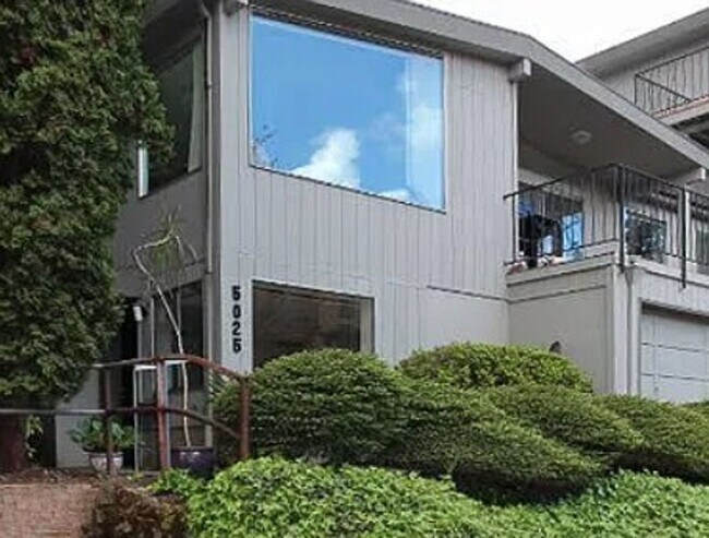 5025 S View Point Ter in Portland, OR - Foto de edificio - Building Photo
