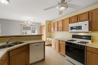 680 Mill Cir, Unit 204 in Wheeling, IL - Building Photo - Building Photo