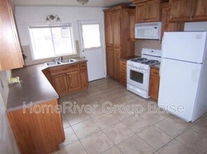 212 E Morrison St in Caldwell, ID - Foto de edificio - Building Photo