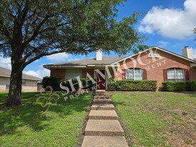 1011 Parkview Cir in Hewitt, TX - Building Photo