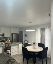 1756 S Isla de Palmas, Unit B in Brownsville, TX - Foto de edificio - Building Photo
