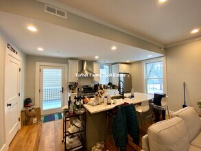 199 Boylston St, Unit 1 in Brookline, MA - Foto de edificio - Building Photo