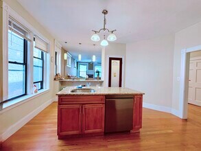 184 Saint Paul St, Unit 2 in Brookline, MA - Building Photo - Building Photo