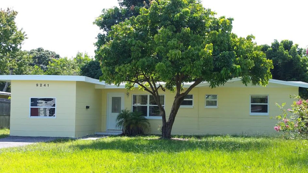 9241 54th Way N in Pinellas Park, FL - Building Photo