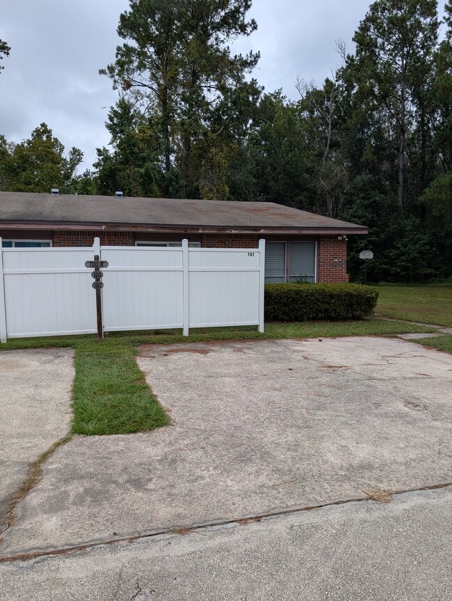 1018 SW McFarlane Ave, Unit #101 in Lake City, FL - Building Photo - Building Photo