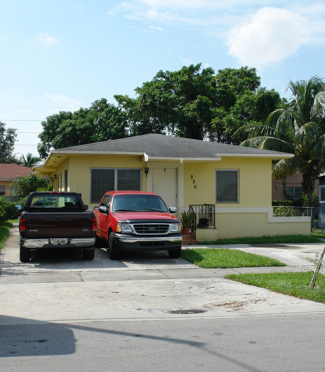 250 NE 76th St in Miami, FL - Building Photo - Building Photo