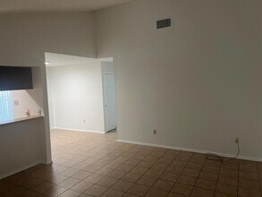 1911 Gracy Farms Ln in Austin, TX - Foto de edificio - Building Photo