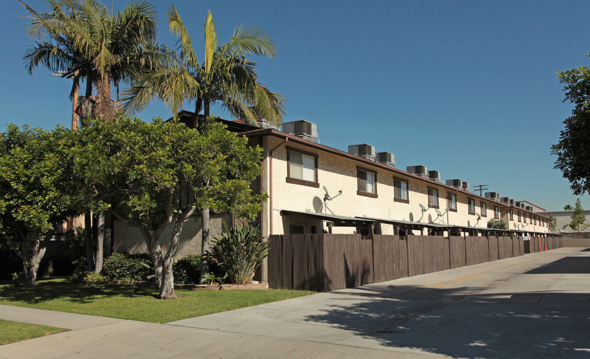 17820 Alburtis Ave in Artesia, CA - Foto de edificio