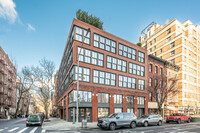 70 Henry St in Brooklyn, NY - Foto de edificio - Building Photo