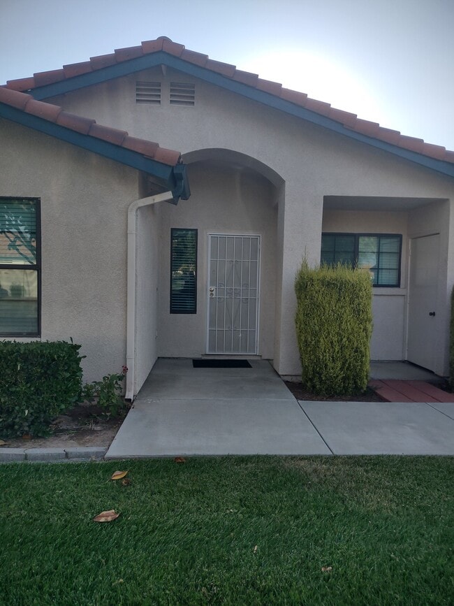 1061 Mountain View Dr in Hemet, CA - Building Photo - Building Photo